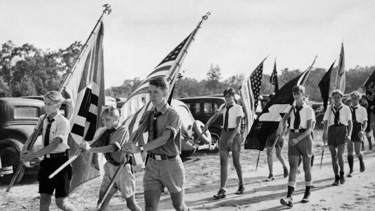 Juventudes hitlerianas en 1936 desfilando en el Campamento Siegfried (Long Island), el mayor campamento de este tipo en Estados Unidos. 