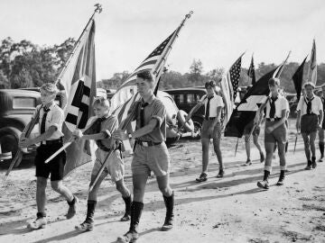 Juventudes hitlerianas en 1936 desfilando en el Campamento Siegfried (Long Island), el mayor campamento de este tipo en Estados Unidos. 