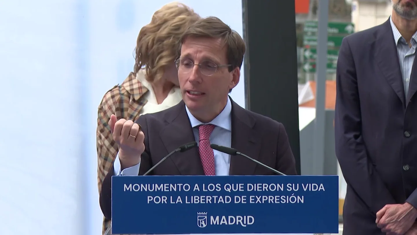 El divertido momento en que a Martínez-Almeida le caga una paloma mientras estaba dando un discurso El divertido momento en que a Martínez-Almeida le caga una paloma mientras estaba dando un discurso