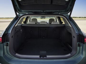 Lo llamativo y lo negativo del Volkswagen Passat 2026, un familiar en peligro de extinci&oacute;n