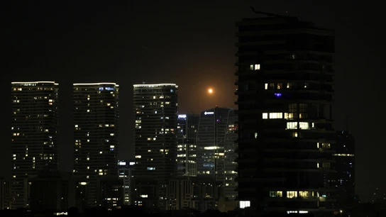 Estelas de fuego y luz cruzan el cielo nocturno de Tel Aviv mientras un interceptor israelí ataca un misil iraní en medio del conflicto entre Estados Unidos e Israel con Irán Estelas de fuego y luz cruzan el cielo nocturno de Tel Aviv mientras un interceptor israelí ataca un misil iraní en medio del conflicto entre Estados Unidos e Israel con Irán