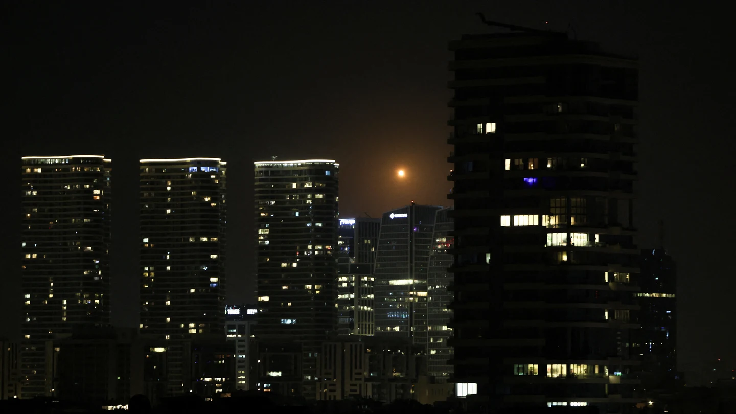 Estelas de fuego y luz cruzan el cielo nocturno de Tel Aviv mientras un interceptor israelí ataca un misil iraní en medio del conflicto entre Estados Unidos e Israel con Irán Estelas de fuego y luz cruzan el cielo nocturno de Tel Aviv mientras un interceptor israelí ataca un misil iraní en medio del conflicto entre Estados Unidos e Israel con Irán