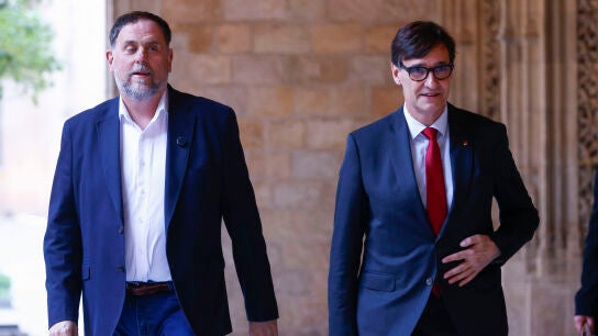 El presidente catal&aacute;n, Salvador Illa, y el l&iacute;der de ERC, Oriol Junqueras, participan en el acto inaugural del A&ntilde;o Irla