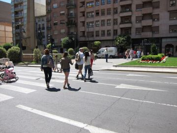 Peatones cruzando