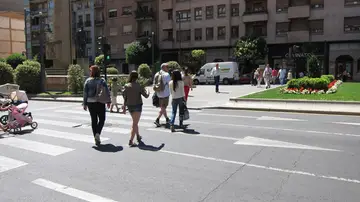 Peatones cruzando Peatones cruzando