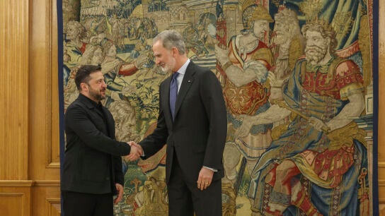 El rey Felipe VI y el presidente de Ucrania, Volod&iacute;mir Zelenski, durante su encuentro este mi&eacute;rcoles en el Palacio de la Zarzuela en Madrid.