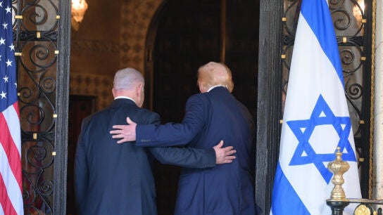 Netanyahu, a la izquierda; Trump, a la derecha