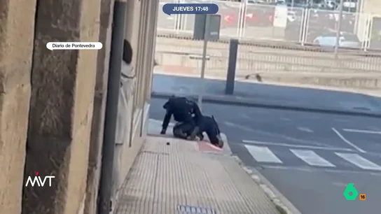 Un hombre se resiste a ser reducido por la policía después de agredir a su pareja en Marín (Pontevedra) El hombre, de nacionalidad portuguesa, vive en una casa okupa del municipio con su pareja. Varios vecinos tuvieron que ayudar a los agentes a reducirle debido a su agresividad y fuerza.