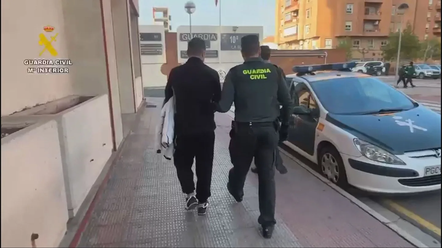Detenido un hombre después de que su pareja se tirara por una ventana: ambos están en VioGén Detenido un hombre después de que su pareja se tirara por una ventana: ambos están en VioGén