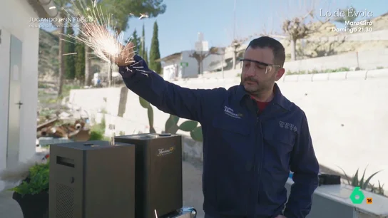Un experto, sobre las máquinas de fuego frío: "En normativa, es más similar a un secador de pelo que a un elemento pirotécnico" "Queremos vender las bondades del fuego frío como que no quema, un fuego mágico... mentira. Es fuego y el fuego quema", afirma un experto pirotécnico en este vídeo donde prueba una máquina como la que provocó el incendio de dos discotecas en Murcia.