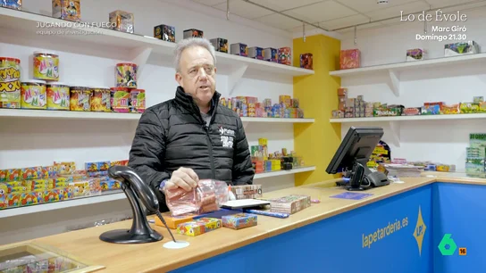 La reacción un comerciante de fuegos artificiales al ver un petardo con 200 gramos de pólvora: "Es un acto de terrorismo puro y duro" Samuel Albiñana, presidente de la Asociación de Comerciantes de Fuegos Artificiales, opina sobre la presencia en las Fallas de petardos ilegales, como el que le muestra Equipo de Investigación, 100 veces más potentes que el más grande que vende en su tienda.