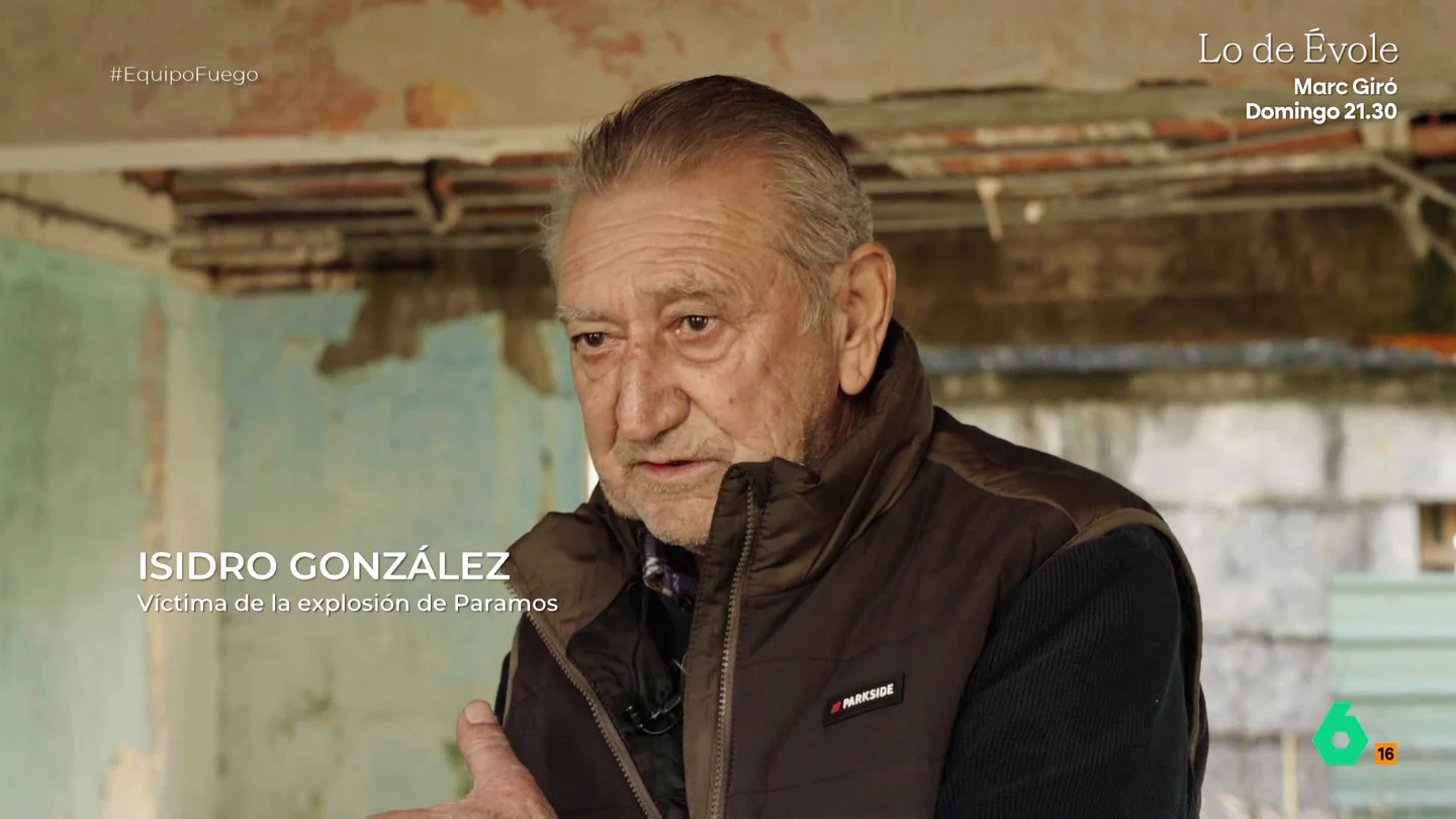 Isidro González, víctima de la explosión pirotécnica de Páramos: "Si llega a ser de noche, habría más de 100 muertos" El 23 mayo de 2018, 2.500 kilos de material pirotécnico explotaron en Páramos, en Galicia, afectando a 400 viviendas. Isidro cuenta lo lanzó a cinco metros de su salón. Acabó con una clavícula rota e injertos de piel en la espalda por los cristales.