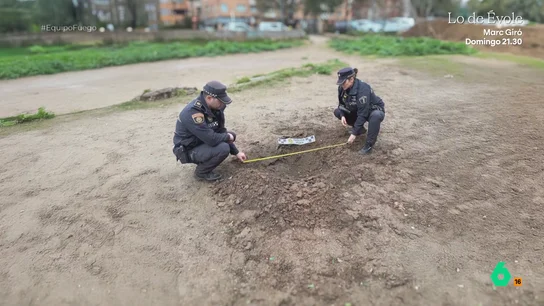 Cristales rotos y un cráter de un metro: así quedó un barrio de Valencia tras explotar un artefacto casero de los 'pyroyoutubers' "Sentimos un bombazo exagerado", afirma un vecino de este barrio de Valencia que el pasado 20 de marzo se vio sobresaltado por la explosión de un artefacto pirotécnico casero de extrema potencia, lanzado por los llamados 'pyroyoutubers'.