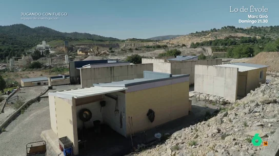 Concertinas, detectores sísmicos y muros de hormigón: así se 'bunkeriza' la producción de pirotecnia en España A la hora de fabricar pirotecnia, nada queda al azar. José Caballer, responsable de una empresa con 126 años de historia, muestra a Equipo de Investigación las extremas medidas y protocolos de seguridad que siguen para evitar accidentes.