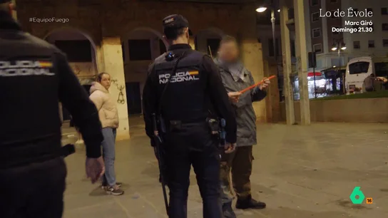 Equipo de Investigación es testigo del juego del 'gato y el ratón' entre los 'pyroyoutubers' y la Policía Equipo de Investigación se adentra en el operativo que la Policía ha puesto en marcha, en colaboración con agentes holandeses, para seguir el rastro de los 'pyroyoutubers', turistas aficionados a la pirotecnia extrema.