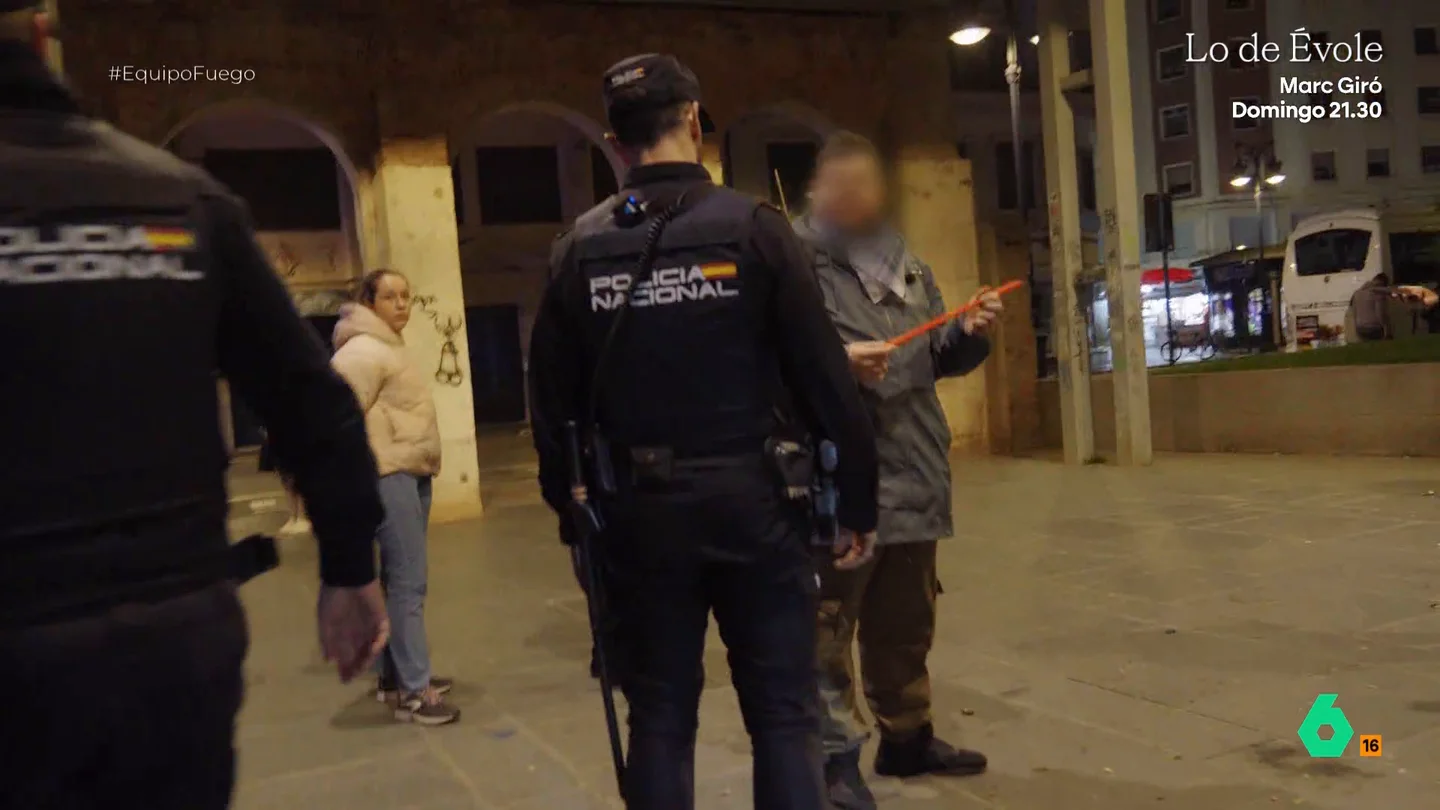 Equipo de Investigación es testigo del juego del 'gato y el ratón' entre los 'pyroyoutubers' y la Policía Equipo de Investigación se adentra en el operativo que la Policía ha puesto en marcha, en colaboración con agentes holandeses, para seguir el rastro de los 'pyroyoutubers', turistas aficionados a la pirotecnia extrema.