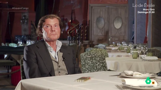 La reacción del dueño de una discoteca al ver las instrucciones de las bengalas que utiliza Equipo de Investigación entrevista a Tito Pajares, presidente de Federación de Empresarios de Ocio Nocturno de Madrid y propietario de una discoteca, que en este vídeo defiende el uso en interiores de artefactos pirotécnicos.