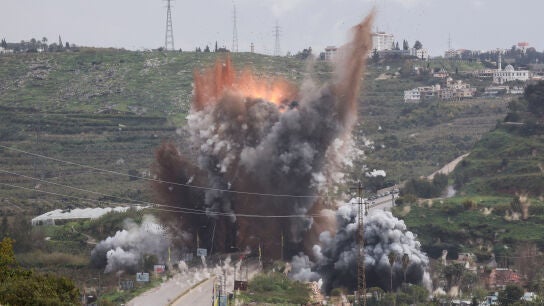 Ataque israel&iacute; contra un puente, tras una escalada de tensiones entre Hizbol&aacute; e Israel, cerca de Qasmiyeh.