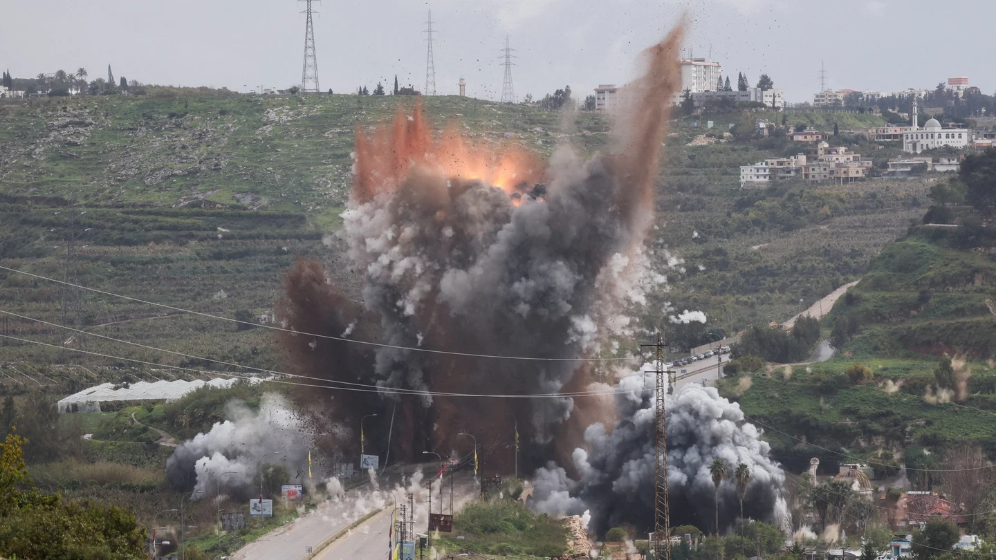 Ataque israelí contra un puente, tras una escalada de tensiones entre Hizbolá e Israel, cerca de Qasmiyeh. Ataque israelí contra un puente, tras una escalada de tensiones entre Hizbolá e Israel, cerca de Qasmiyeh.