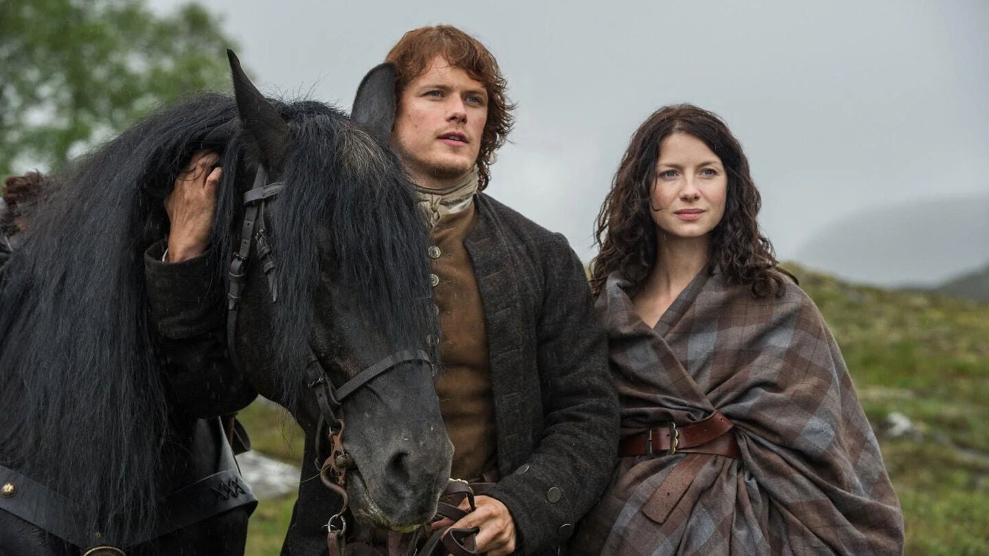 Caitriona Balfe y Sam Heughan en Outlander