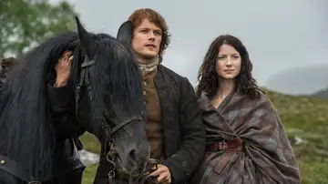 Caitriona Balfe y Sam Heughan en Outlander Caitriona Balfe y Sam Heughan en Outlander