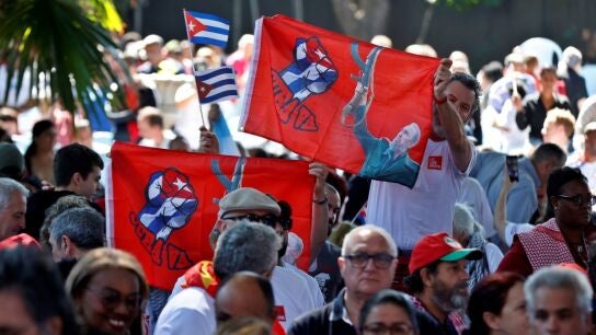 Ciudadanos cubanos, con banderas de Fidel Castro