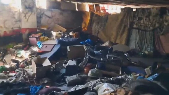 Un parking abandonado convertido en refugio para decenas de personas sin hogar en Vallecas (Madrid) Un parking abandonado convertido en refugio para decenas de personas sin hogar en Vallecas (Madrid)