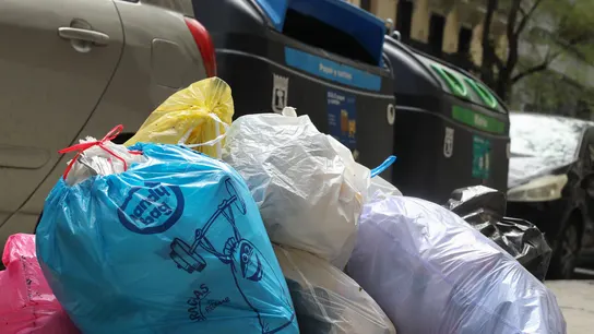 Basura acumulada en una calle de Madrid durante una huelga en 2025 Basura acumulada en una calle de Madrid durante una huelga en 2025