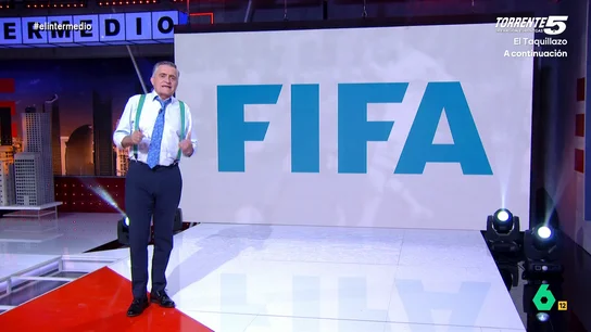 Wyoming, muy crítico con la sanción que ha impuesto la FIFA a Israel: "Solo le interesa hacerles la pelota a los poderosos" El presentador de El Intermedio explica que, después de que en algunos estadios de Israel se produzcan conductas muy graves, la Federación Internacional de Fútbol ha puesto una multa a la Federación Israelí de Fútbol de 160.000 euros y les ha obligado a poner una pancarta en sus estadios.