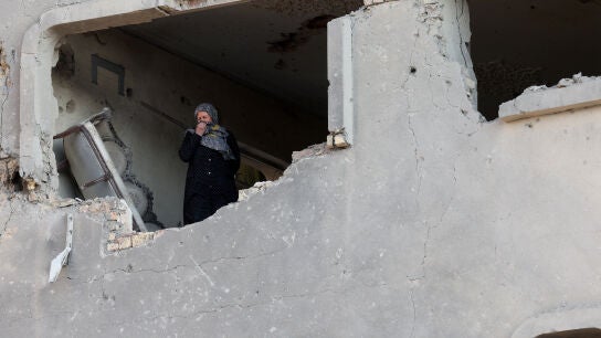 Una mujer permanece de pie dentro de un edificio destruido, en medio del conflicto entre Estados Unidos e Israel e Ir&aacute;n, en Teher&aacute;n, Ir&aacute;n