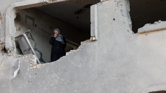 Una mujer permanece de pie dentro de un edificio destruido, en medio del conflicto entre Estados Unidos e Israel e Irán, en Teherán, Irán Una mujer permanece de pie dentro de un edificio destruido, en medio del conflicto entre Estados Unidos e Israel e Irán, en Teherán, Irán
