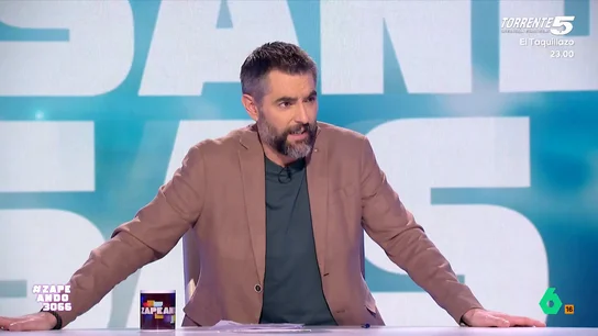 El 'dardo' de Dani Mateo sobre el Real Madrid - Atlético de Madrid: "El árbitro estuvo muy bien..." El presentador de Zapeando, hincha del Fútbol Club Barcelona, no ha podido evitar empañar la victoria del equipo blanco haciendo referencia a la actuación del árbitro durante el partido.