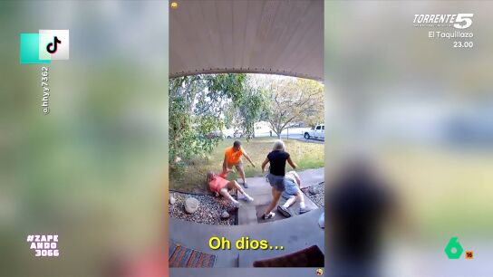 A veces la puerta de casa se convierte en tu peor enemigo. As&iacute; lo tuvo que sufrir una familia de Estados Unidos al caerse varios de sus miembros uno detr&aacute;s de otro. La c&aacute;mara de la entrada capt&oacute; el momento, que se puede ver en este v&iacute;deo.