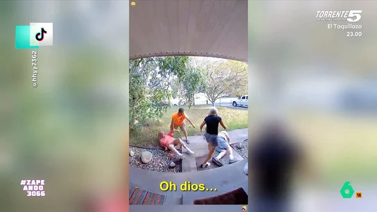 La 'caída en serie' de una familia al salir de casa: "Ahí antes tenían una piscina y no se acordaban" A veces la puerta de casa se convierte en tu peor enemigo. Así lo tuvo que sufrir una familia de Estados Unidos al caerse varios de sus miembros uno detrás de otro. La cámara de la entrada captó el momento, que se puede ver en este vídeo.