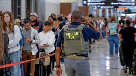 Un agente del ICE en el aeropuerto de Atlanta, en Georgia, EEUU. 
