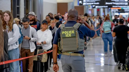 Un agente del ICE en el aeropuerto de Atlanta, en Georgia, EEUU. Un agente del ICE en el aeropuerto de Atlanta, en Georgia, EEUU.