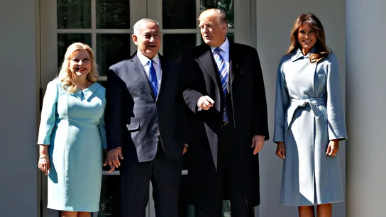 La mujer de Netanyahu acompaña a Melania Trump en un acto: dos primeras damas unidas por sus aspiraciones políticas y por el amor al lujo. La mujer de Netanyahu acompaña a Melania Trump en un acto: dos primeras damas unidas por sus aspiraciones políticas y por el amor al lujo.