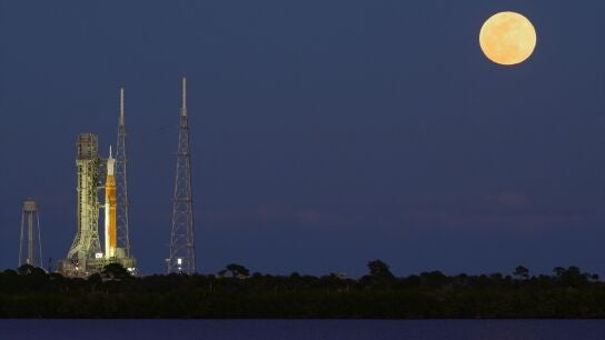 El cohete Space Launch System (SLS) de la NASA, con la c&aacute;psula Orion en su parte superior, desde Florida con la Luna de fondo. 