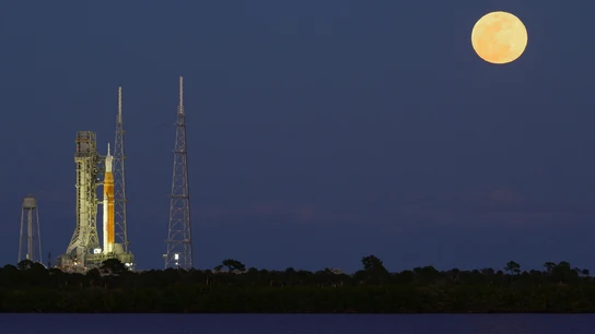 El cohete Space Launch System (SLS) de la NASA, con la cápsula Orion en su parte superior, desde Florida con la Luna de fondo. El cohete Space Launch System (SLS) de la NASA, con la cápsula Orion en su parte superior, desde Florida con la Luna de fondo.