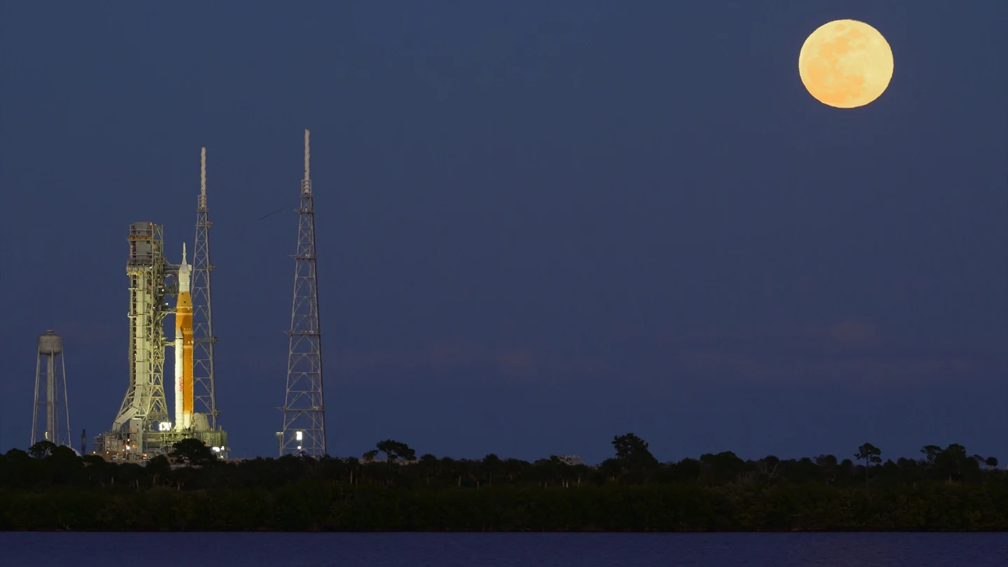 El cohete Space Launch System (SLS) de la NASA, con la cápsula Orion en su parte superior, desde Florida con la Luna de fondo. El cohete Space Launch System (SLS) de la NASA, con la cápsula Orion en su parte superior, desde Florida con la Luna de fondo.