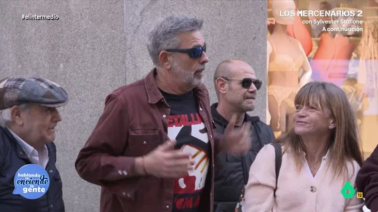 Un hombre expone que da igual pertenecer o no a la OTAN: "Si hay un tío que no respeta esa alianza ¿para qué tenemos que estar?" Thais Villas ha salido a la calle para generar uno de sus clásicos debates. En esta ocasión, la reportera ha decidido "volver a los 80" y preguntar a los ciudadanos si consideran necesario que España siga en la OTAN.