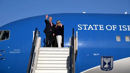 El primer ministro de Israel, Benjamin Netanyahu, junto a su esposa, Sara Netanyahu, en una reunión con los líderes de la comunidad judía de Hungría. El primer ministro de Israel, Benjamin Netanyahu, junto a su esposa, Sara Netanyahu, en una reunión con los líderes de la comunidad judía de Hungría.