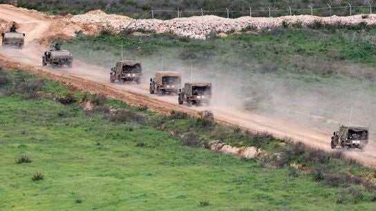 Veh&iacute;culos militares israel&iacute;es maniobran en el lado liban&eacute;s de la frontera, vistos desde la Alta Galilea, en el norte de Israel, este mi&eacute;rcoles. 