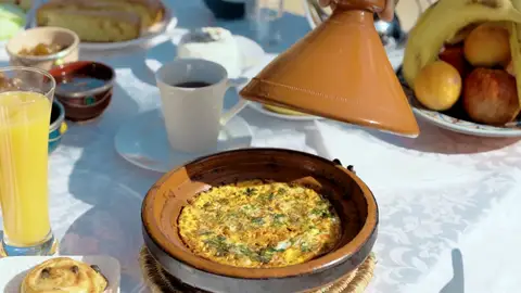 Típico desayuno marroquí de tajine Típico desayuno marroquí de tajine