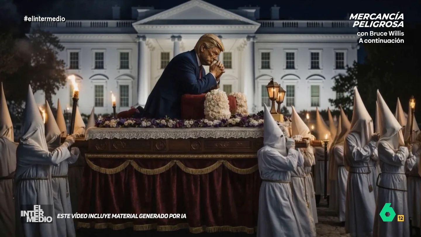 La Semana Santa llega a El Intermedio con una procesión dedicada a Trump, "el venerado señor del Santísimo Pussy 'Agarrao'" La primera estación de penitencia se encuentra frente a la Casa Blanca, donde 'Elon Musk', 'Marco Rubio' y 'J.D. Vance' admiran el paso de su presidente.