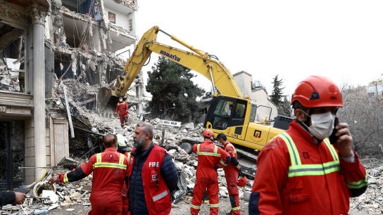 Personal de emergencia trabaja en el lugar de un ataque a un edificio residencial, en medio del conflicto entre EEUU e Israel con Ir&aacute;n, en Teher&aacute;n