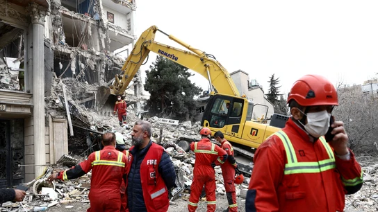 Personal de emergencia trabaja en el lugar de un ataque a un edificio residencial, en medio del conflicto entre EEUU e Israel con Irán, en Teherán Personal de emergencia trabaja en el lugar de un ataque a un edificio residencial, en medio del conflicto entre EEUU e Israel con Irán, en Teherán