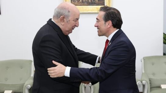 El ministro de Asuntos Exteriores, Uni&oacute;n Europea y Cooperaci&oacute;n, Jos&eacute; Manuel Albares, durante su reuni&oacute;n con el presidente de Argelia, Abdelmayid Tebune.