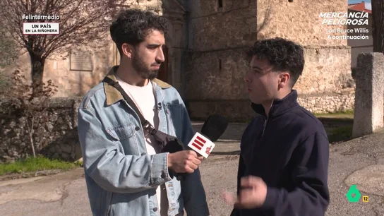 El alcalde de El Recuenco cuenta a Isma Juárez las ventajas de ser un regidor joven: "Esperan menos y es más fácil sorprender" El reportero se ha trasladado hasta este pequeño municipio de Guadalajara, que tiene solo 80 habitantes, para conocer a su alcalde: Kike Collada. El regidor de este pueblo tiene, tan solo, 29 años.