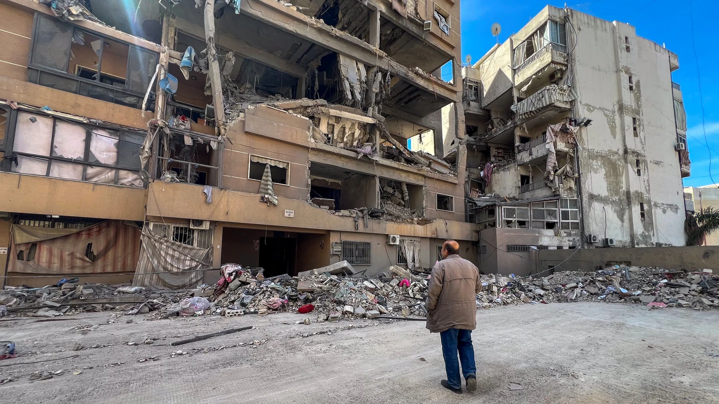 Un edificio arrasado por un ataque israelí en Beirut, Líbano. Un edificio arrasado por un ataque israelí en Beirut, Líbano.